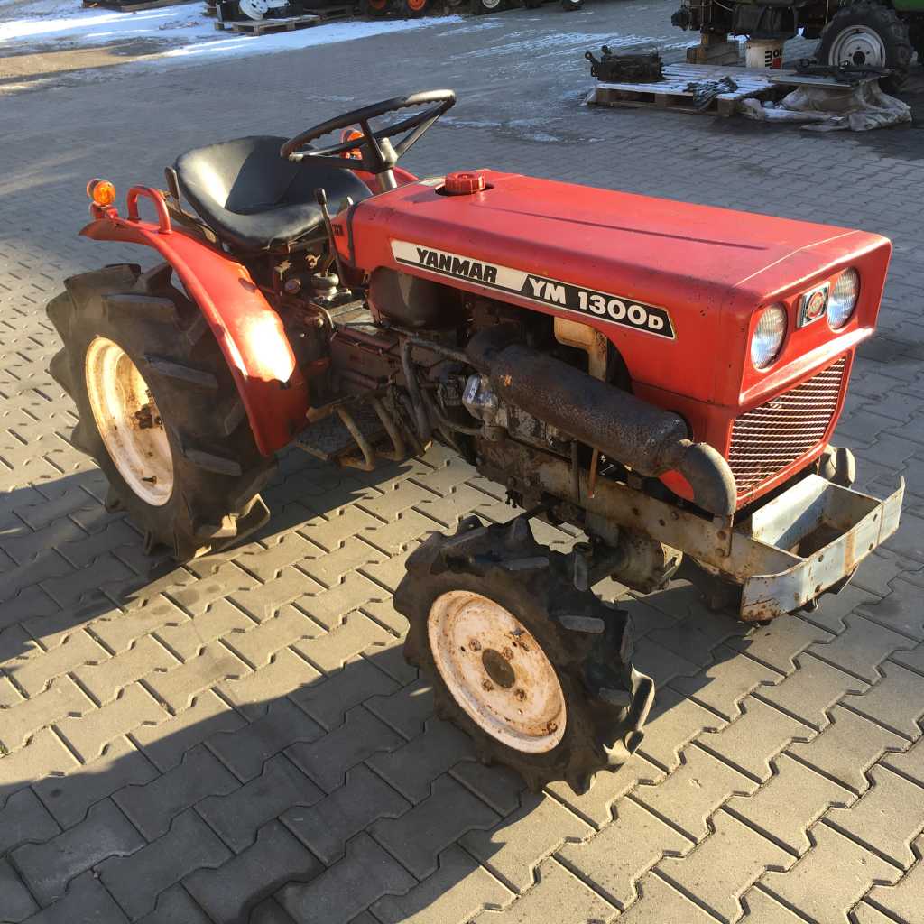 Japonský traktor YANMAR 1300D